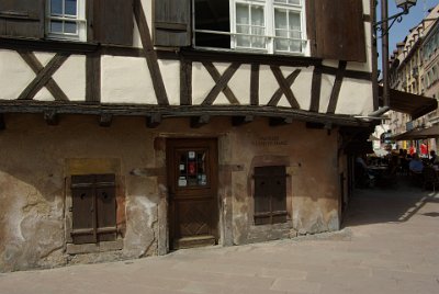 Monday 14 June, 2010  It seems that crooked beams became an architectural style out of necessity - long straight timbers became almost impossible to find. Inside the floors are level however. : 2010-06-14 Strasbourg