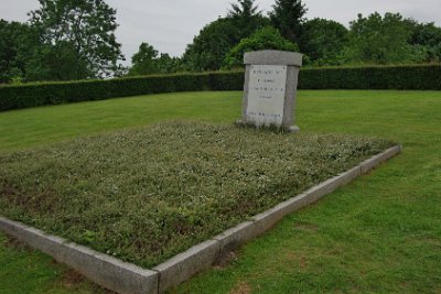 Tuesday 15  June, 2010   The exact number of dead is not known but at least 30,000 French soldiers died here. A memorial comprising a crypt containing the bones of 12,000 unknown soldiers stands as a tribute to them. : 2010-06-15 voges