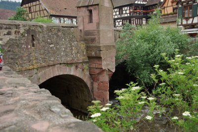 Tuesday 15  June, 2010  The bridge is equipped, on both sides, with parapets and arrowslits to defend against attacks from the river. : 2010-06-15 voges