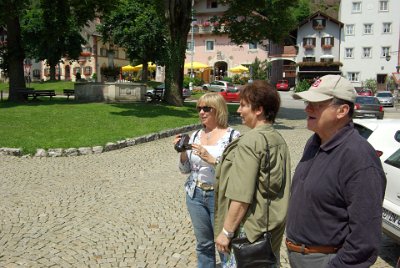 Sunday 27  June, 2010  Neubeuern (pronounced Noy - boy- rn) is a small tourist town with plenty of places to quake thirst and satisfy the inner person. : 2010-06-27 Rolf & Maria