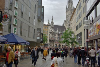 Monday 21  June, 2010  We walk down Rosenstrasse to Marienplatz. : 22010-06-21 Munich