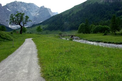 Friday 25  June, 2010  We walk towards Eng Alm and cross the bridge over the dry river bed. : 2010-06-25 Mittenvald