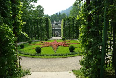 Thursday 1 July, 2010  The gravel path takes us to another garden which goes to the rear side of the statue of King Louis XVI, then to the Eastern Parterre : 2010-07-01 partnach-lindenberg