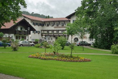 Sunday 20 June, 2010  This is the Rathaus in Mittenwald. It serves as a tourist office as well. : 2010-06-20 mittenwald