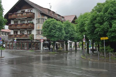 Sunday 20 June, 2010  It is now summer in Mittenwald. The trees are flourishing, the window boxes are flowering and the temperature is mild.  This contrasts with . . . : 2010-06-20 mittenwald