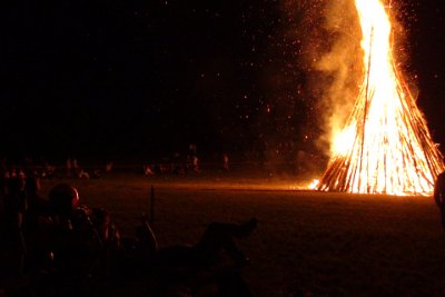 Saturday 3 July, 2010  When it was fully dark, the bonfire was set alight.  People, including us, left their tables to move in closer to the fire. No one went inside the roped-off area and everything went well. : 2010-07-03 JGR MUNCHEN-BONFIRE