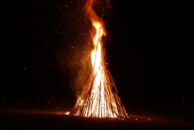 Saturday 3 July, 2010  The bonfire was huge and it burned for a long time before it started to collapse in on itself. : 2010-07-03 JGR MUNCHEN-BONFIRE