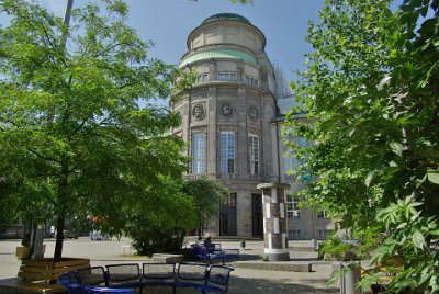 Saturday 3 July, 2010  The    Deutsches Museum    is the world's largest museum of technology and science. It has approximately 1.5 million visitors per year and about 28,000 exhibited objects from 50 fields of science and technology. : 2010-07-03 Munchen-bonfire