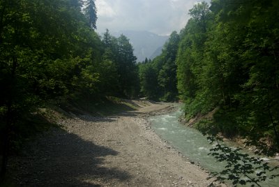 Thursday 1 July, 2010  Now we are out into the bright sunshine and leave the gorge behind us. The river looks quite placid now. : 2010-07-01 partnach-lindenberg