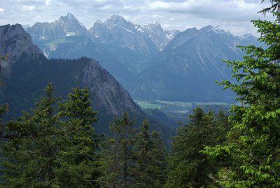 Wednesday 23  June, 2010  I decide to walk towards the Schloss Neuschwanstein and I follow the trail for a while. : 2006-06-23 Bavarian Alps