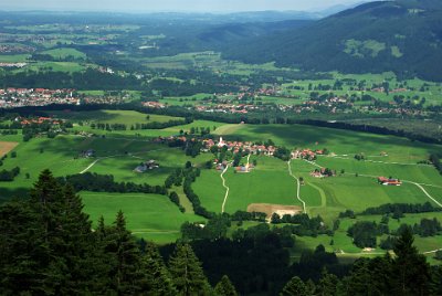 Wednesday 23  June, 2010  From Heiglkopf we can see Wackersberg below us. It is an extremely small village of  3600 people situated at 735 metres above sea level. Just the other side of Wackersberg  is the Isar River with  Bad Tölz spread out along its banks : 2006-06-23 Bavarian Alps