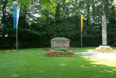 Saturday 26  June, 2010  In the same area is a modest memorial.   Unseren Gefallenen  means Our soldiers killed in action. Unlike Australia, US and France, there are not many memorials to the fallen. : 2010-06-26 day of rest