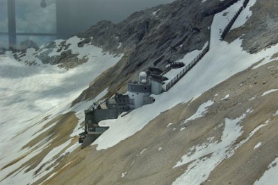 Monday 28  June, 2010  On the way down, we pass the Schneefernerhaus, an environmental research station. : 2010-06-28 sugspitze