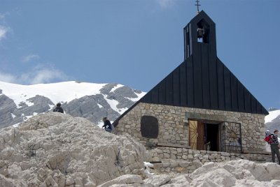 Monday 28  June, 2010  The chapel is of very robust construction no doubt because it is completely under snow for much of the year. : 2010-06-28 sugspitze