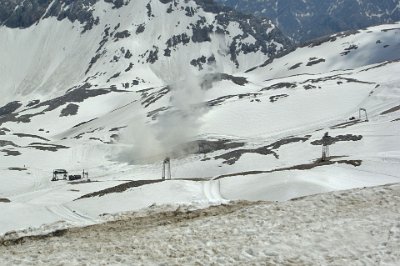 Monday 28  June, 2010  A cannon was fired so that the sound would dislodge any snow banks that may have built up and prevent avalanches. : 2010-06-28 sugspitze