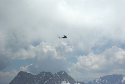 Monday 28  June, 2010  While we sat waiting, a helicopter did one circuit of Zugspitze. : 2010-06-28 sugspitze