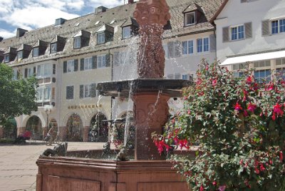 Sunday 4 July, 2010 35th wedding anniversary  A beautiful fountain adorns the plaza right next to where we were seated. : 2010-07-05 Black Forest