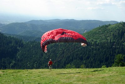 Sunday 4 July, 2010 35th wedding anniversary   There were two paraglider pilots trying to fill the wings with air but they were unsuccessful and we never got to see them take off. : 2010-07-05 Black Forest