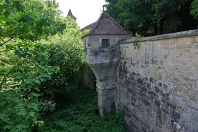 Tuesday 13 July, 2010 &nbsp;  As we entered the village, we could see that the top of  Rothenburg's  city wall had been reconstructed after being bombed during WWII. The original stones are blackened from the bombing. : 2010-07-13 Rothenberg