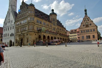 Tuesday 13 July, 2010 &nbsp;  At the top of the marktplatz is the City Councillors' Tavern (1446). The main clock was installed in 1683 and beginning in 1910, the two windows located to the right and left of the  clock open every hour between 11.00a.m. and 03.00p.m. and between 08.00p.m. and 10.00p.m. to show the legendary "Master Draught" (der Meistertrunk) . . . : 2010-07-13 Rothenberg