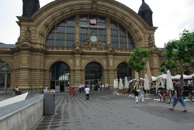 Friday 11 June, 2010  We left Seoul at 12:45 PM Friday and here we are walking to the nearby Hauptbahnhof (Hbf or main railway station) and it's only 9:20 PM the same day with lots of daylight left. : 2010-06-13 Frankfurt