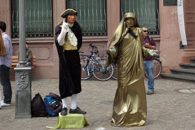 Saturday 12  June, 2010  The human statue is very still and the man in the funny hat could be signalling me not to take a photo. Luckily I don't understand gestures in German. : 2010-06-13 Frankfurt