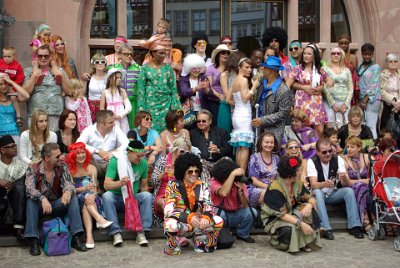 Saturday 12  June, 2010  This was very colourful; it may have been a wedding as this is the entrance to the city hall on the east side of the  Römerberg. : 2010-06-13 Frankfurt