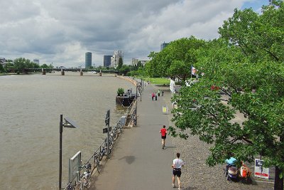 Saturday 12  June, 2010  We leave the altstadt and go to the river.  Frankfurt's full name is Frankfurt-on-Main and  this helps to distinguish this Frankfurt from another Frankfurt in Brandenburg state. "Main" is pronounced like English "mine" or German "mein". : 2010-06-13 Frankfurt