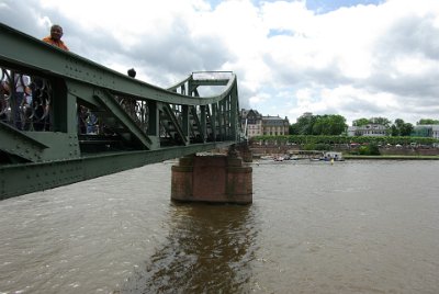 Saturday 12 June, 2010  We cross the Eiserne Steg (Iron Bridge) pedestrian  crossing. There is a market on the other side. : 2010-06-13 Frankfurt