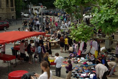 Saturday 12  June, 2010  We arrive at the markets to be greeted by the unmistakeable odour of decaying  old shoes. : 2010-06-13 Frankfurt