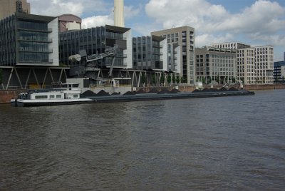 Saturday 12  June, 2010  This is the port of Frankfurt and at the moment coal is being unloaded for the power station here. Ritzy apartments line the river's edge. : 2010-06-13 Frankfurt