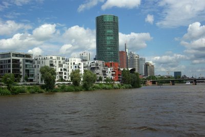 Saturday 12 June, 2010  We return to the pier after a very pleasant cruise with commentary in both German and English. It occurred to me at the time that it is probably easier for us in Frankfurt, because English is so widely spoken, than it would be for the French 100 kms away. : 2010-06-13 Frankfurt