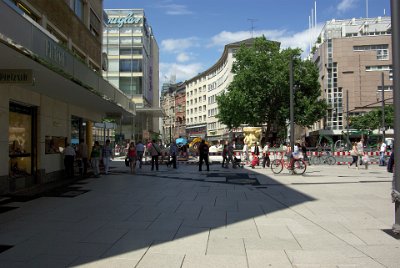 Saturday 12  June, 2010  After our boat ride, we go to the Zeil which is Frankfurt's main shopping street and one of the most crowded in Germany. : 2010-06-13 Frankfurt