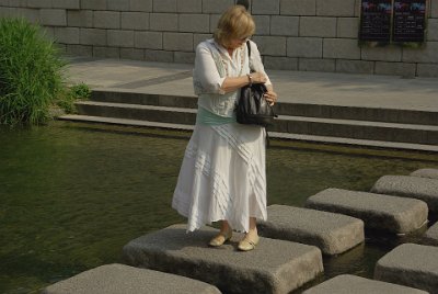 Thursday 10 June, 2010  The water is sparkling clean; there is no graffiti, vagrants do not inhabit the area and there are no smells of excrement under the bridges. : Seoul