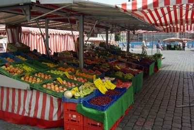 Monday 12 July, 2010 &nbsp;  Fruit stall in marktplatz. : 2010-07-12 Nurnberg