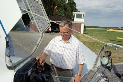 Tuesday 13 July, 2010 &nbsp;  Wolfram carries out a very careful preflight check. : 2010-07-13 Neurnberg