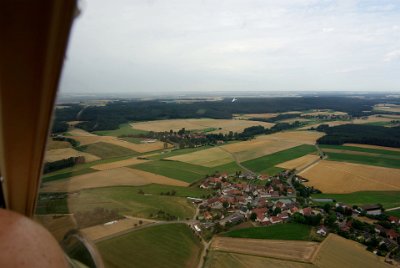 Tuesday 13 July, 2010 &nbsp;  We are turning south over the villages of Rossendorf and Gonnersdorf heading for Cadolzburg and then into  Nürnberg. Wolfram and Jenni's plane in the distance is starting to head east. : 2010-07-13 Neurnberg