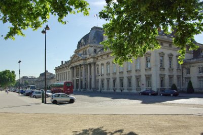 Thursday 8 July, 2010 &nbsp;  We checked out of the Hotel L'Avre and left our luggage at the Ibis. We asked the man at the desk how far to the Eiffel Tower. 'About 10-15 minutes' walk he said. So off we went passing by the    Ecole Militaire    - the Military School. : 2010-07-08 Paris1