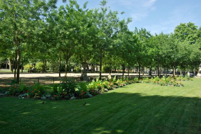 Thursday 8 July, 2010 &nbsp;  Originally, the Champ de Mars was part of a large flat open area called Grenelle that was reserved for market gardening. However, it was not an especially fertile place for farming. : 2010-07-08 Paris1