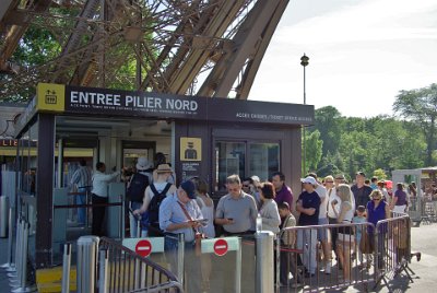 Thursday 8 July, 2010 &nbsp;  When you get to the front of the queue, the sign tells you that the average waiting time from here is thirty minutes. : 2010-07-08 Paris1