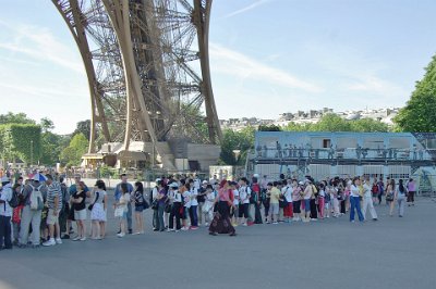 Thursday 8 July, 2010 &nbsp;  But even at this early hour, the queues were very long  and getting longer. : 2010-07-08 Paris1