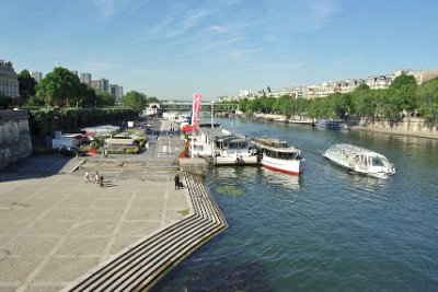 Thursday 8 July, 2010 &nbsp;  After boarding the bus we cross over and (come back immediately) over the Pont d'Iéna (Jena Bridge), a bridge spanning the River Seine. It links the Eiffel Tower on the Left Bank to the district of Trocadéro on the Right Bank. : 2010-07-08 Paris1