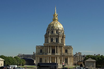 Thursday 8 July, 2010 &nbsp;  We pass by the     Hotel Des Invalides     (National Residence of the Invalids) which contains museums and monuments relating to the military history of France. : 2010-07-08 Paris1