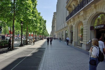 Thursday 8 July, 2010 &nbsp;  We then walk down what must be the world's most splendid esplanade, the Avenue des Champs-Élysées. The avenue runs for 2 kilometers from the Place de la Concorde to the Arc de Triomphe. The Champs-Élysées forms part of the Axe historique. : 2010-07-08 Paris1