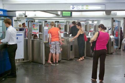 Thursday 8 July, 2010 &nbsp;  The heat and old age are draining us so we decide to return to the Ibis and check in. Nearby is the Trocadero Metro station. The railway staff are helpful and speak English. We buy ten single-use tickets for &euro;1 each. : 2010-07-08 Paris1