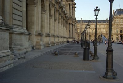 Thursday 8 July, 2010 &nbsp;  . . . and enter the Louvre, justly famous as the site of Dan Brown's 'Da Vinci Code' pyramid. It also contains lesser known works such as the Mona Lisa and the Venus de Milo. : 2010-07-08 Paris1