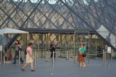 Thursday 8 July, 2010 &nbsp;  Fortunately, the Louvre is closed so I don't have to battle the millions of tourists (not an art lover among them) who come here to see the Mona Lisa. : 2010-07-08 Paris1