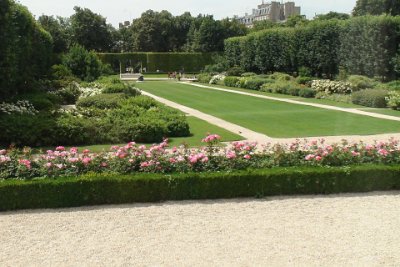 Friday 9 July, 2010 &nbsp;  The roses in the bed in front are called Rodin Roses, which originate from an American rosebush that is flourishing in the USA, and 700 have been planted on the southern terrace. Anecdote: Rodin's companion, whom he married at the end of his life, was called Rose. : 2010-07-09 JGR PARIS