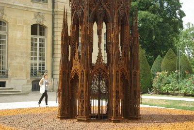 Friday 9 July, 2010 &nbsp;  This fascinating sculpture is on loan and is by a Belgian artist. : 2010-07-09 Paris2