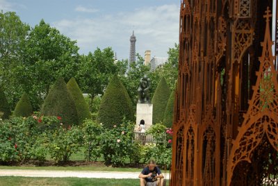 Friday 9 July, 2010 &nbsp;  The scupture is in the front garden and aligns with  The Thinker  and the Eiffel Tower. : 2010-07-09 Paris2